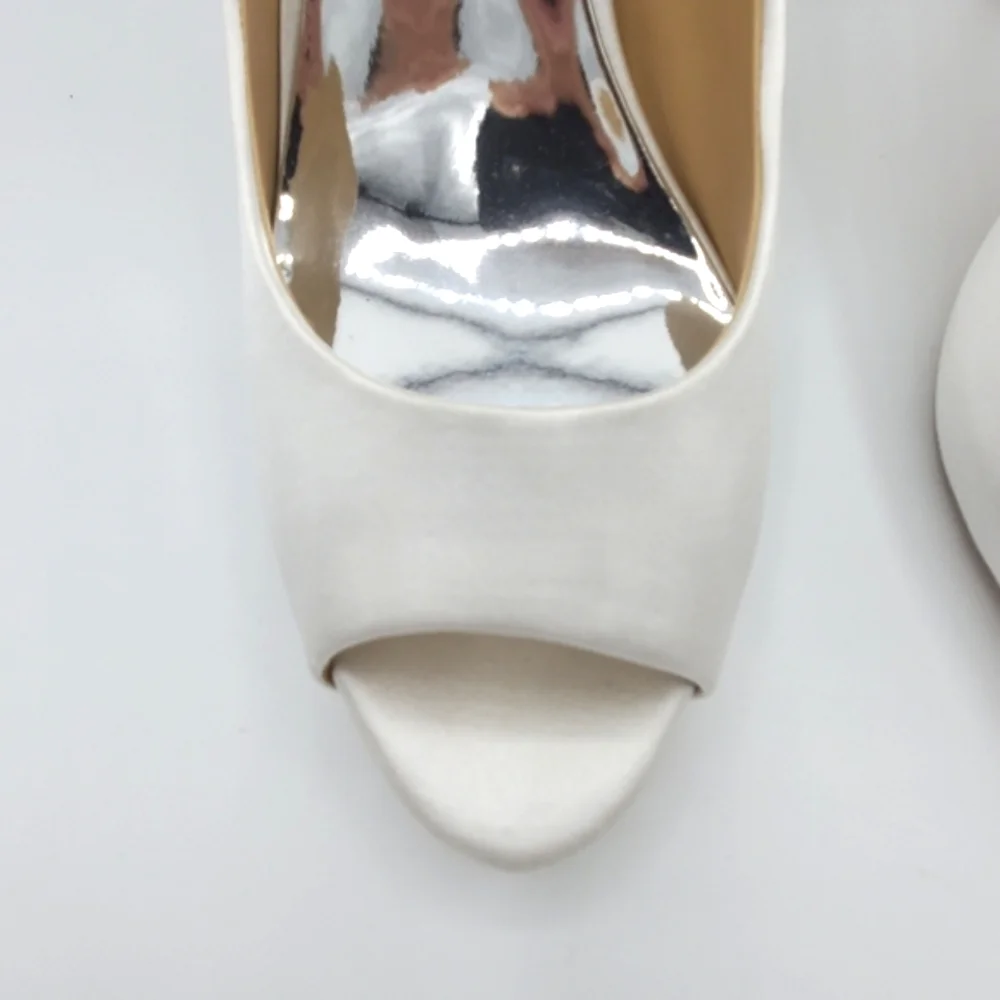 Badgley Mischka Kiara, White, NIB - Picture 9 of 13